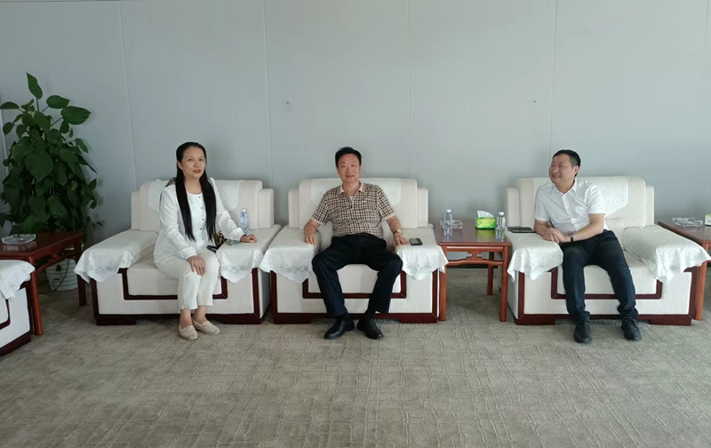 岳氏集團(tuán)董事長岳平安、北京中郵鴻運(yùn)董事副總黃貴斌拜訪中展航空